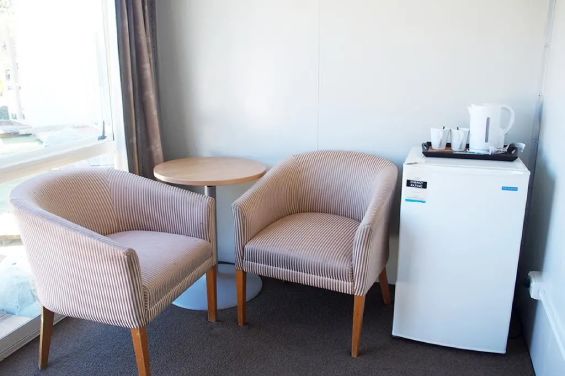 LV Cabins - table and chairs